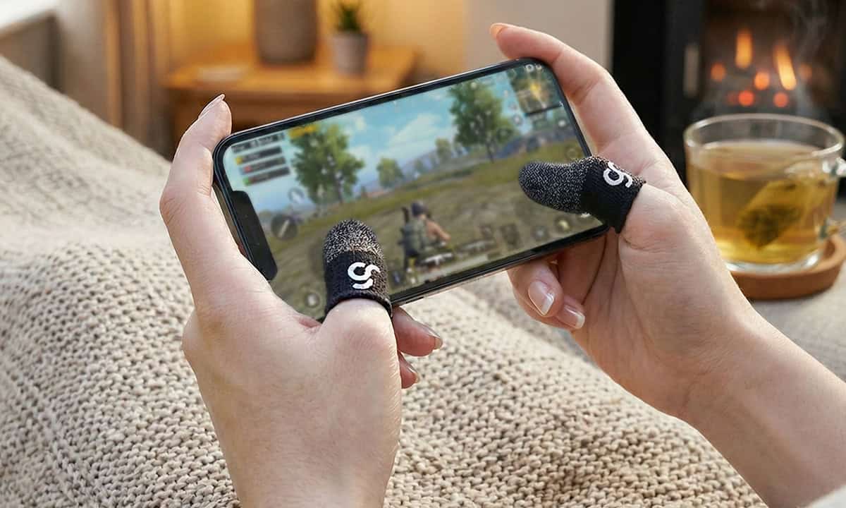 Kullanıcı mobil oyunda PUBG Mobile oynarken gameraider parmak bantları takıyor.