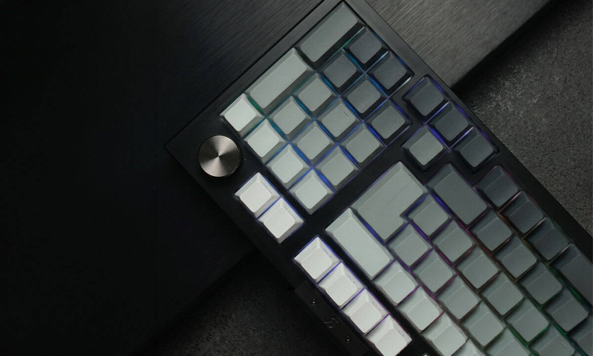 Gamer klavye ve kontrolcü ile oyun oynama deneyimi.
