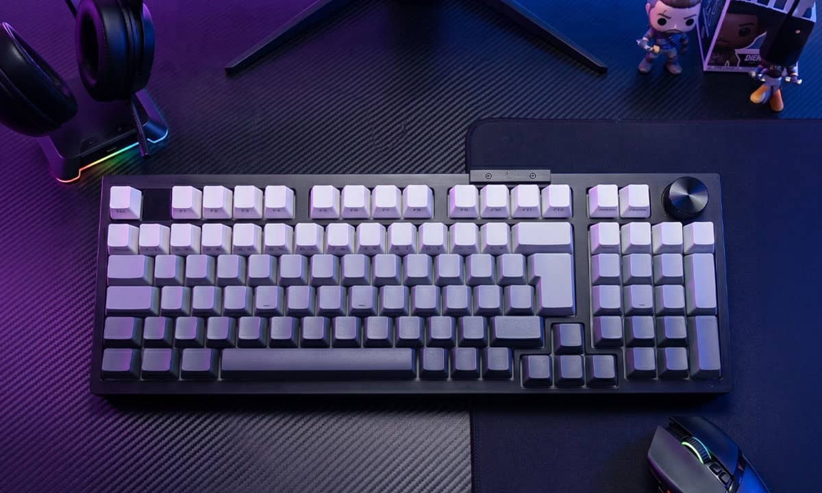 Gamer klavye ve oyun ekipmanlarıyla donatılmış masa düzeni.