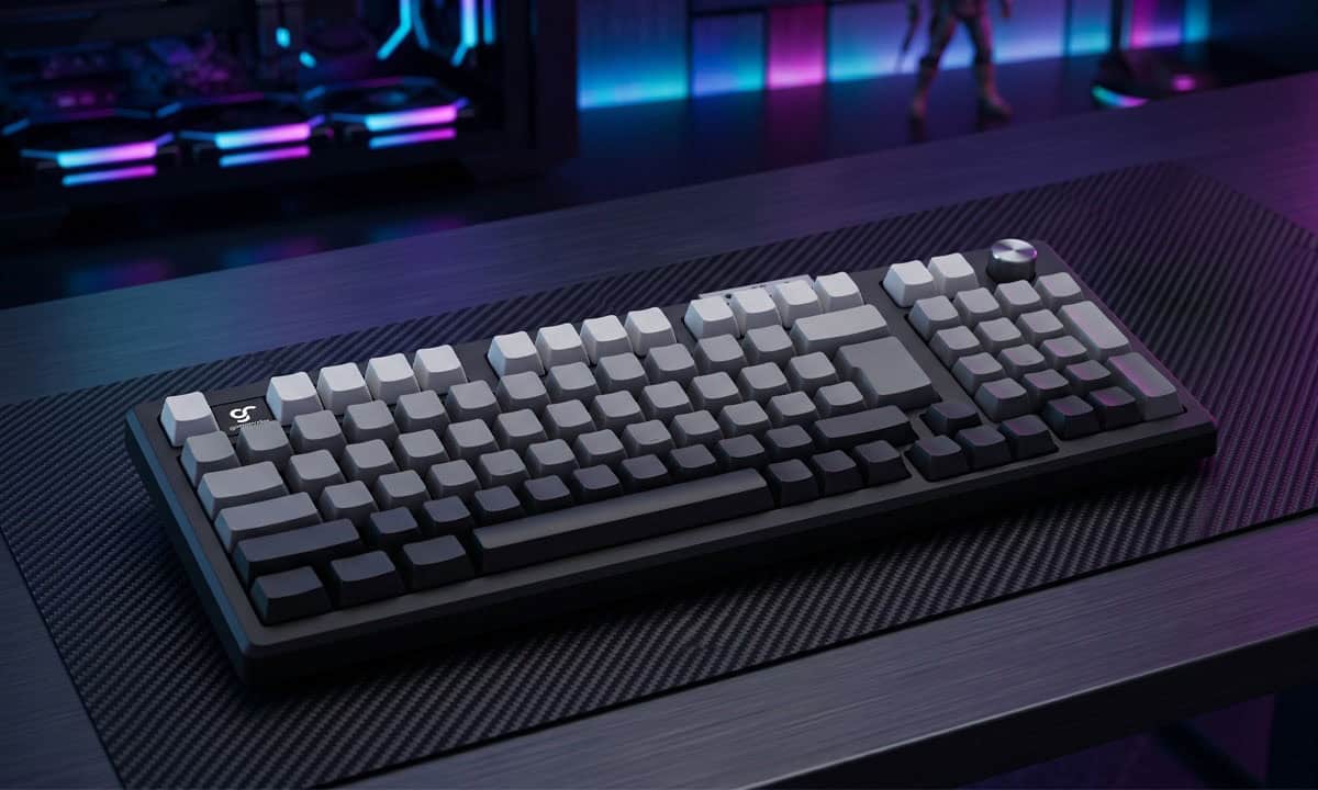 Gamer klavye ve mouse ile oyun odası ortamı, RGB aydınlatma.