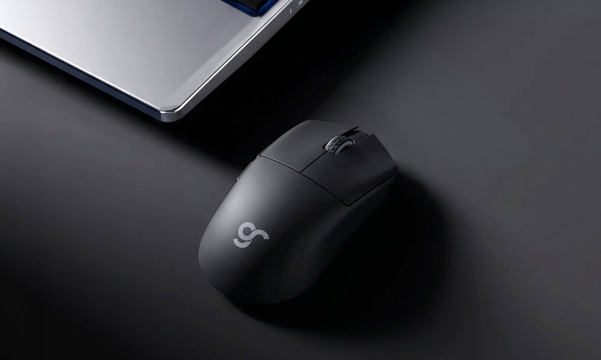 Gamer mouse ve dizüstü bilgisayar, oyun ekipmanı, teknoloji ürünleri.